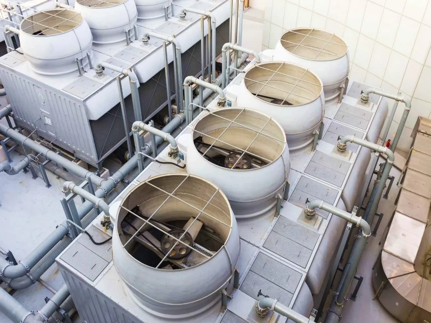 Rooftop cooling towers with recirculating water piping