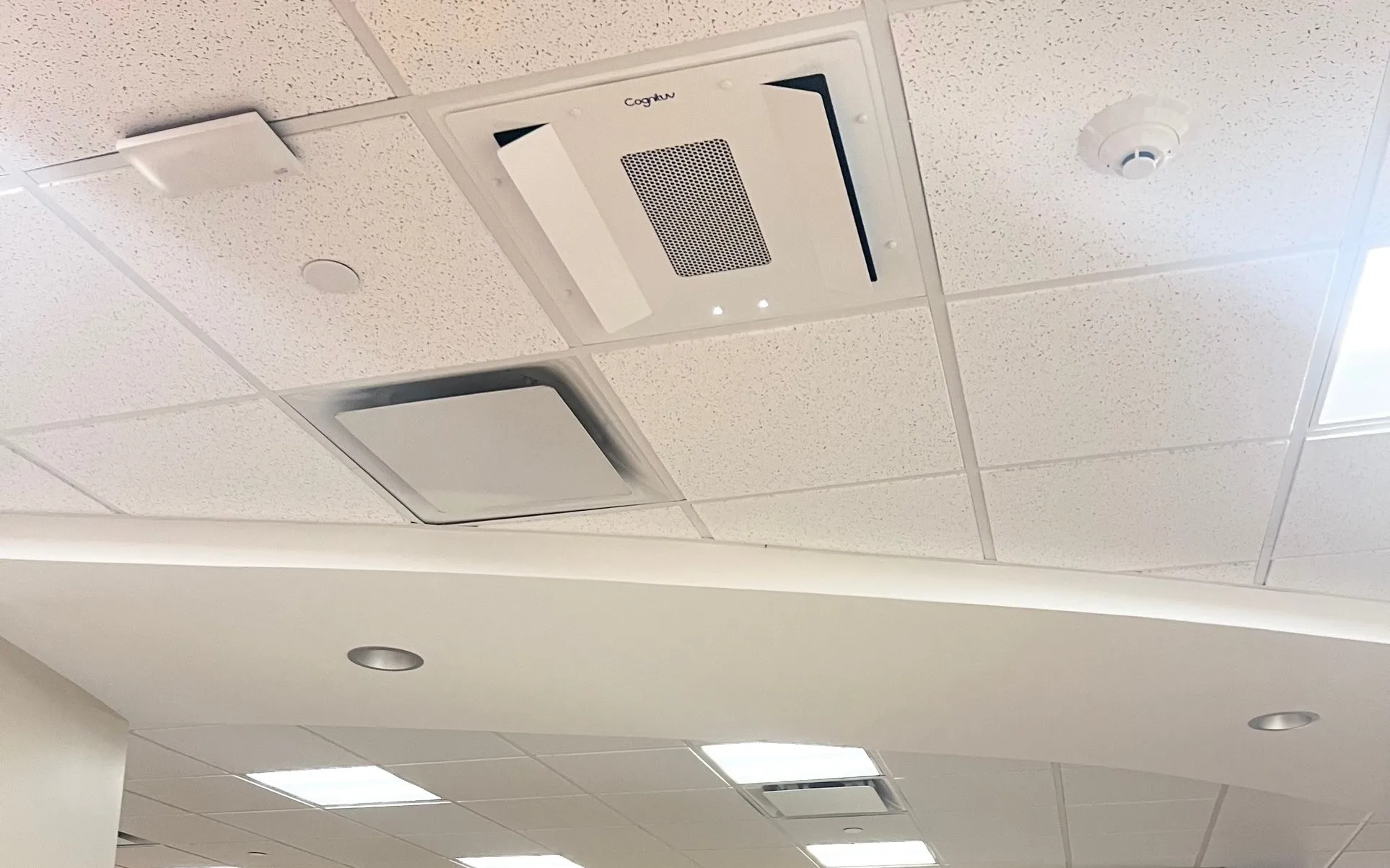 A Cognituv Overwatch 2x2 air purifier installed in the ER’s drop ceiling